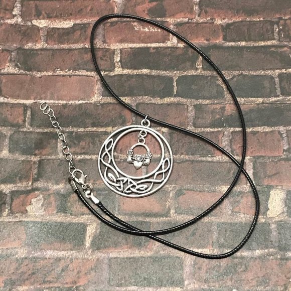 Celtic Eternity Circle Claddagh Pendant Necklace B - Picture 2 of 8